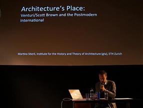 WWB TV. Architektura po socjalizmie: Postmodernizm jest prawie w porządku? Wykład Martino Stierli\'a